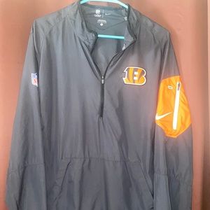 Bengals NFL quarter zip windbreaker
Excellent condition
Large